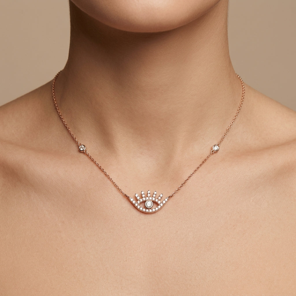 Collier en or rose 18k pendentif œil serti de pierres - bijou porté par une mannequin
