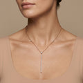Collier cravate en or jaune 18k barre verticale sertie de pierres - bijou porté par une mannequin