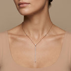 Collier cravate en or jaune 18k barre verticale sertie de pierres - bijou porté par une mannequin