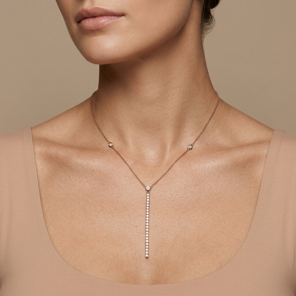 Collier cravate en or jaune 18k barre verticale sertie de pierres - bijou porté par une mannequin