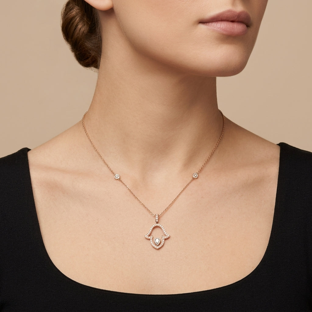 Collier en or jaune 18k pendentif ouvert serti, pierre goutte - bijou porté par une mannequin