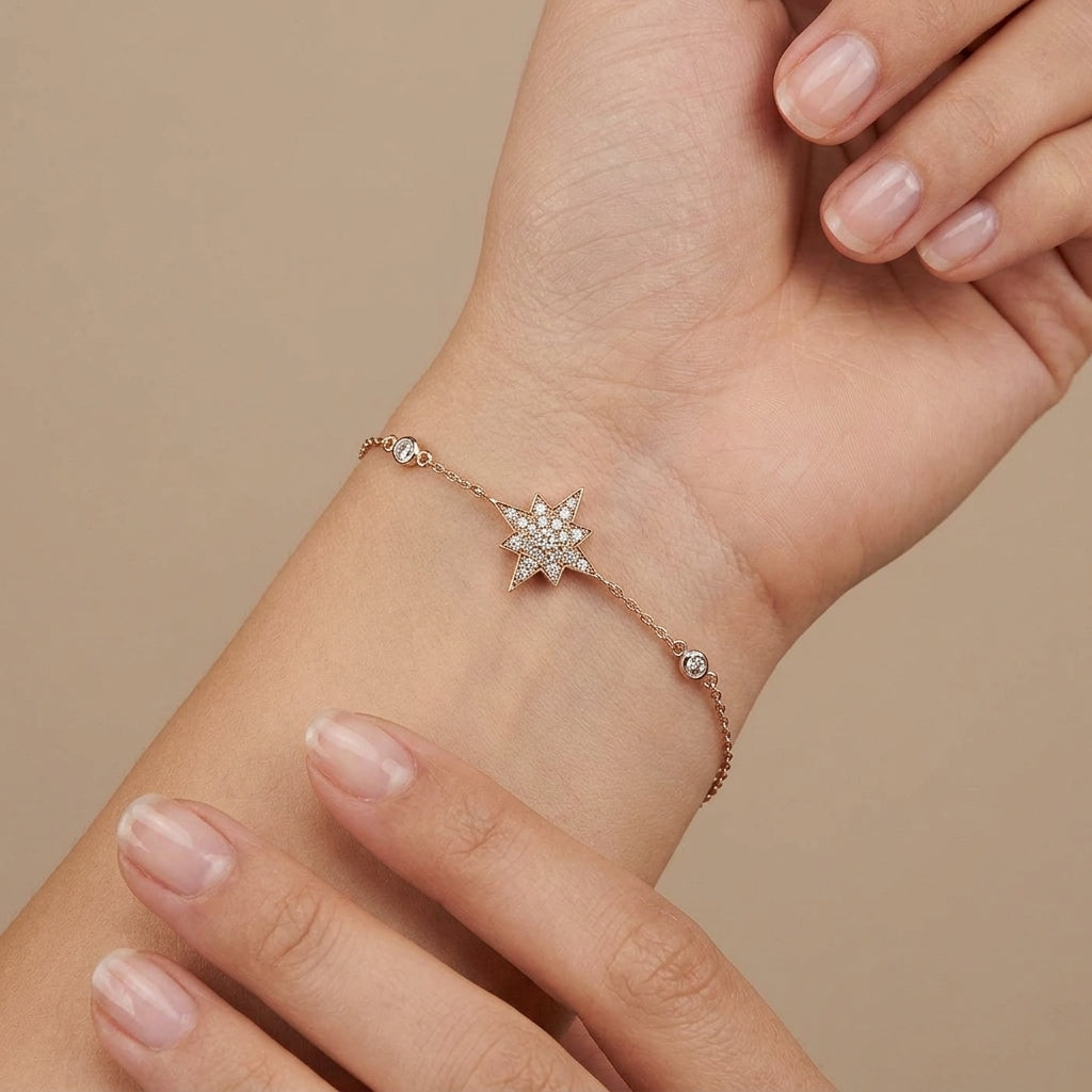 Bracelet chaîne en or rose 18k étoile sertie de pierres - bijou porté par une mannequin