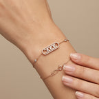 Bracelet chaîne en or rose 18k plaque ovale sertie, pierres mobiles - bijou porté par une mannequin