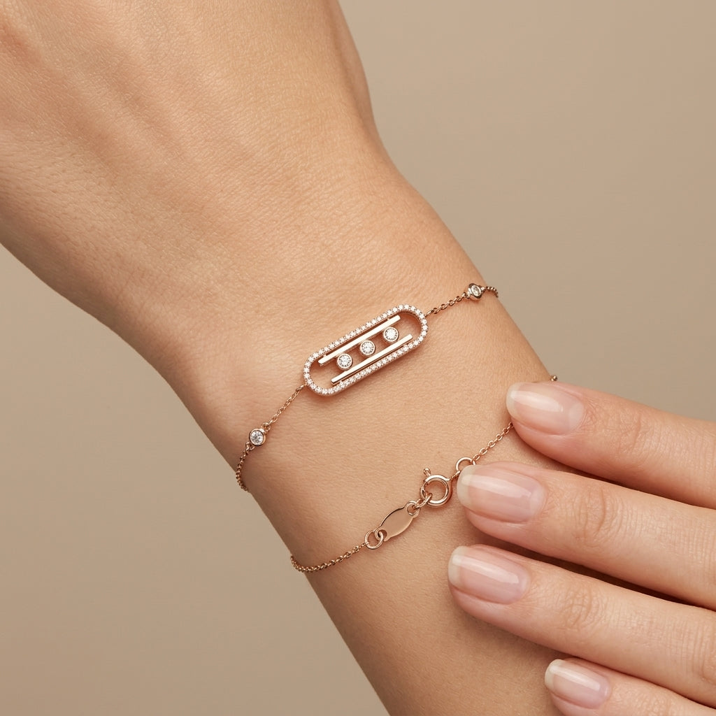 Bracelet chaîne en or rose 18k plaque ovale sertie, pierres mobiles - bijou porté par une mannequin