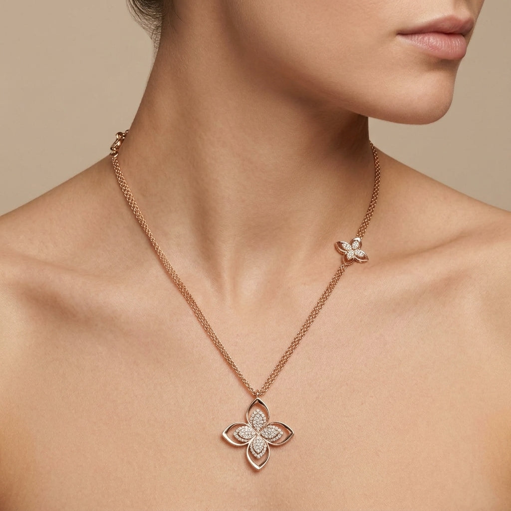Sautoir en or rose 18k pendentif fleur sertie et fleur en station - bijou porté par une mannequin
