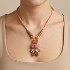 Collier cordon rose pendentif lapin en or rose 18k émaillé - bijou porté par une mannequin