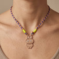 Collier cordon bleu et rose pendentif lapin en or rose 18k serti - bijou porté par une mannequin