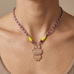 Collier cordon bleu et rose pendentif lapin en or rose 18k serti - bijou porté par une mannequin