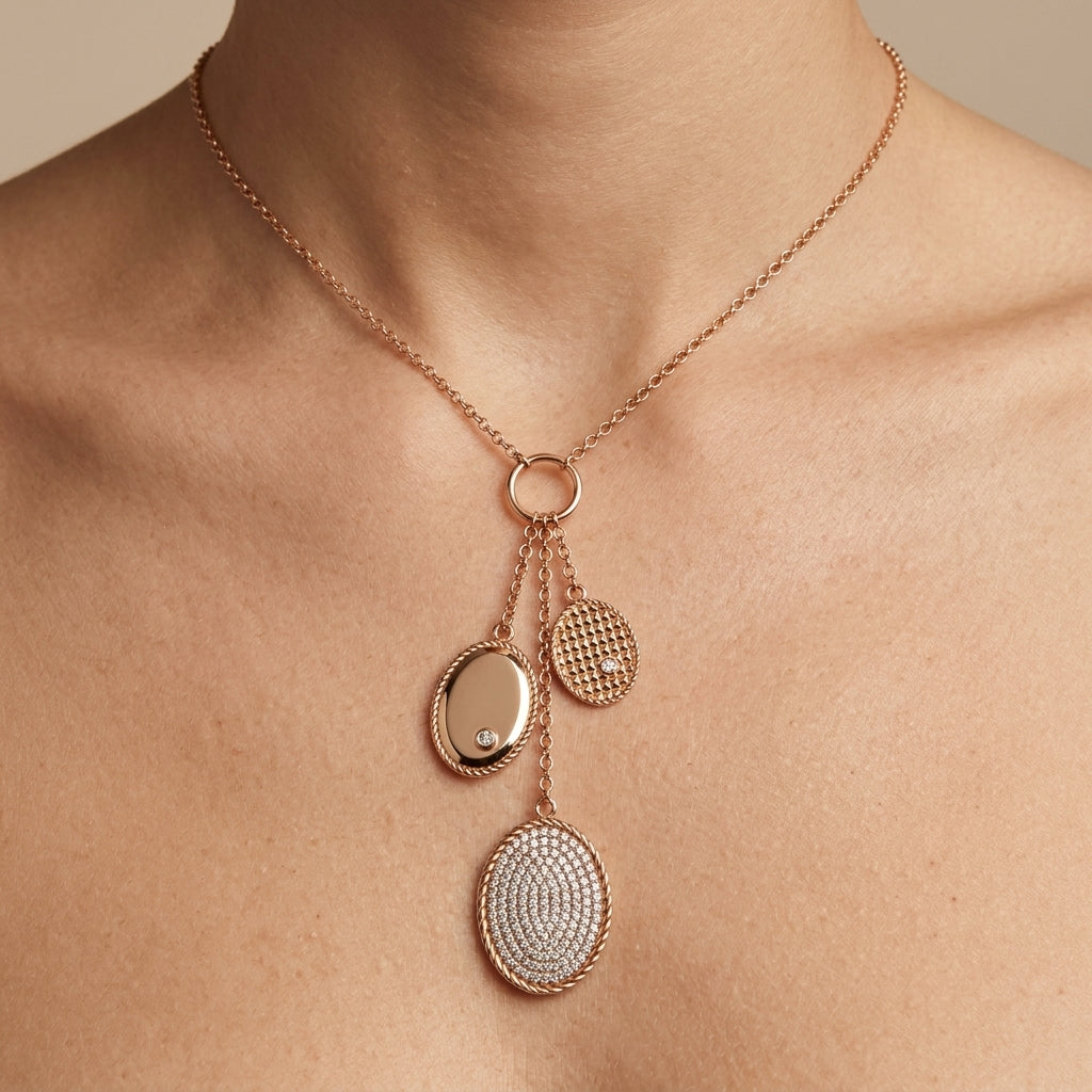 Sautoir en or rose 18k trois médailles ovales serties et ciselées - bijou porté par une mannequin