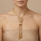 Sautoir boulhya en or jaune 18k pendentif ajouré, pompons - bijou porté par une mannequin