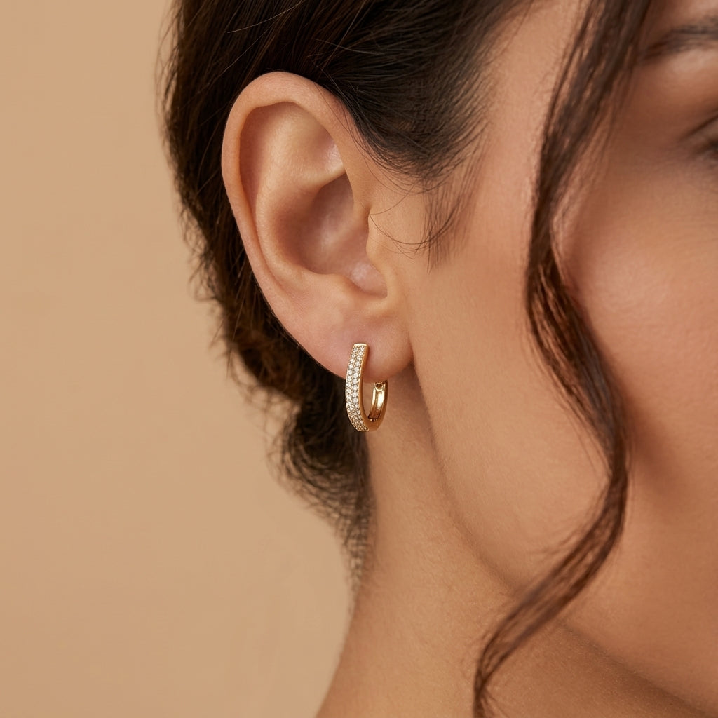 Boucles d'oreilles mini créoles en or jaune 18k serties de pierres - bijou porté par une mannequin