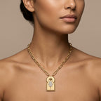 Sautoir maillons en or jaune 18k pendentif porte marocaine sertie - bijou porté par une mannequin