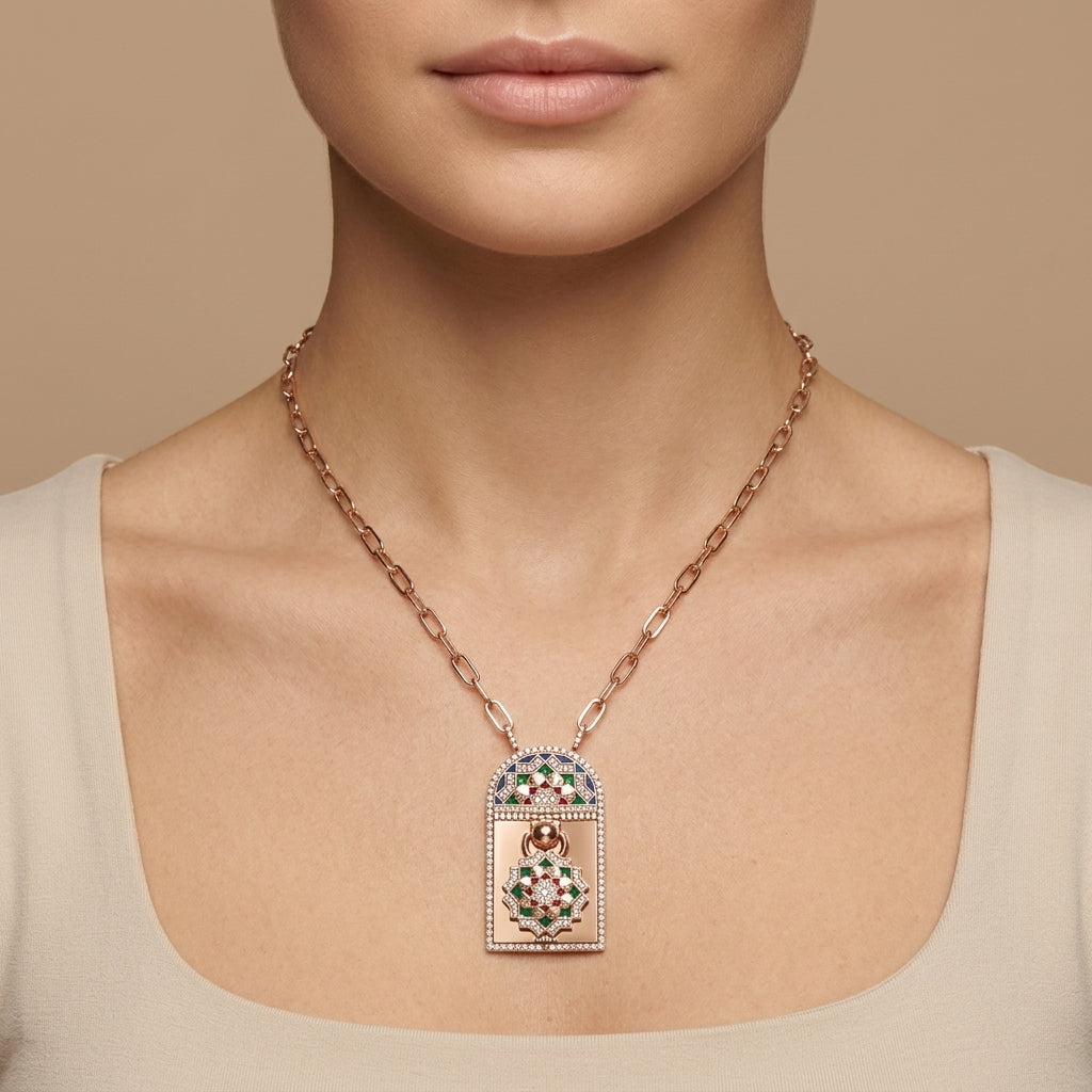 Collier maillons en or rose 18k pendentif porte marocaine émaillée sertie - bijou porté par une mannequin