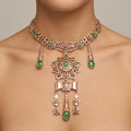 Collier beldi ajouré en or rose 18k rosaces serties, pierres vertes et pampilles - bijou porté par une mannequin