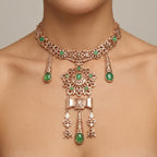 Collier beldi ajouré en or rose 18k rosaces serties, pierres vertes et pampilles - bijou porté par une mannequin