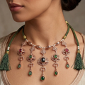 Collier Majdoul Beldi Cordon Vert Or Rose - Rosaces Serties de Pierres de Couleur, Pampilles — présenté sur mannequin
