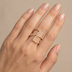 Bague croisée en or jaune 18k sertie de pierres - bijou porté par une mannequin