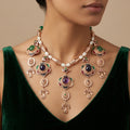 Collier majdoul beldi cordon vert en or rose 18k rosaces émaillées serties, pampilles - bijou porté par une mannequin