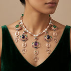 Collier majdoul beldi cordon vert en or rose 18k rosaces émaillées serties, pampilles - bijou porté par une mannequin
