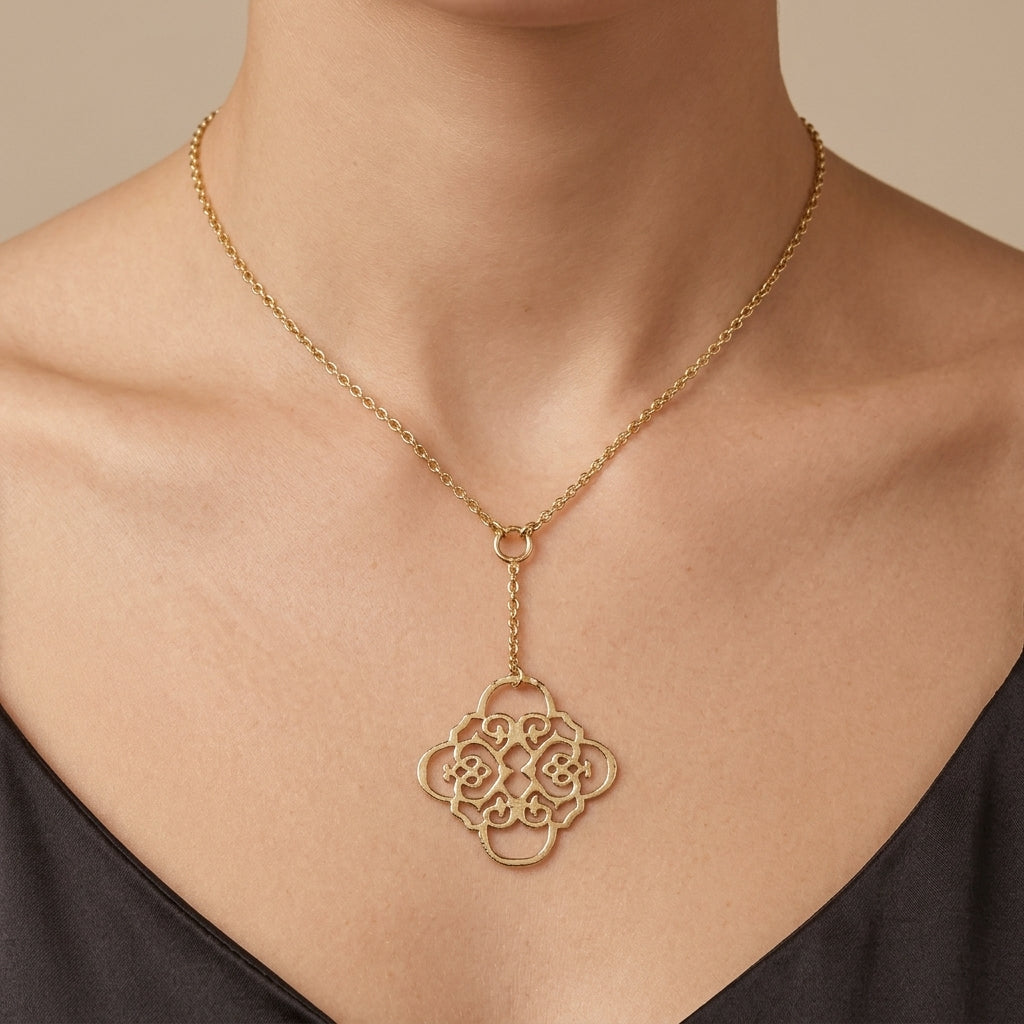 Pendentif rosace ajourée en or jaune 18k - bijou porté par une mannequin