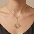 Pendentif rosace ajourée en or jaune 18k - bijou porté par une mannequin
