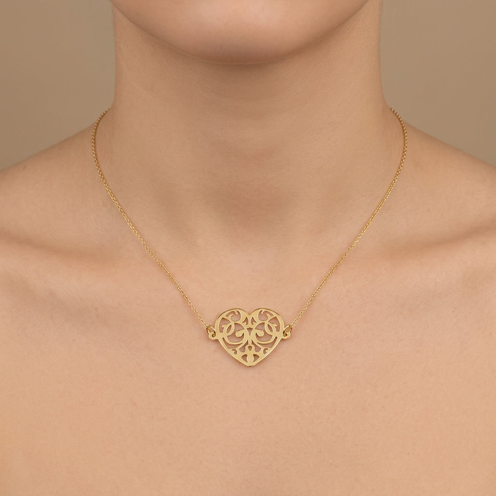 Pendentif cœur ajouré en or jaune 18k - bijou porté par une mannequin