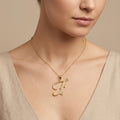 Pendentif lettre F en or jaune 18k - bijou porté par une mannequin