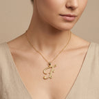 Pendentif lettre F en or jaune 18k - bijou porté par une mannequin