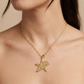 Pendentif étoile du Maroc en or jaune 18k - bijou porté par une mannequin
