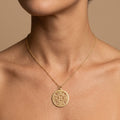 Pendentif médaille ronde ajourée en or jaune 18k avec chaînette - bijou porté par une mannequin