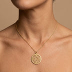 Pendentif médaille ronde ajourée en or jaune 18k avec chaînette - bijou porté par une mannequin