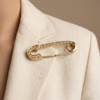 Broche bébé épingle en or jaune 18k sertie de pierres - bijou porté par une mannequin