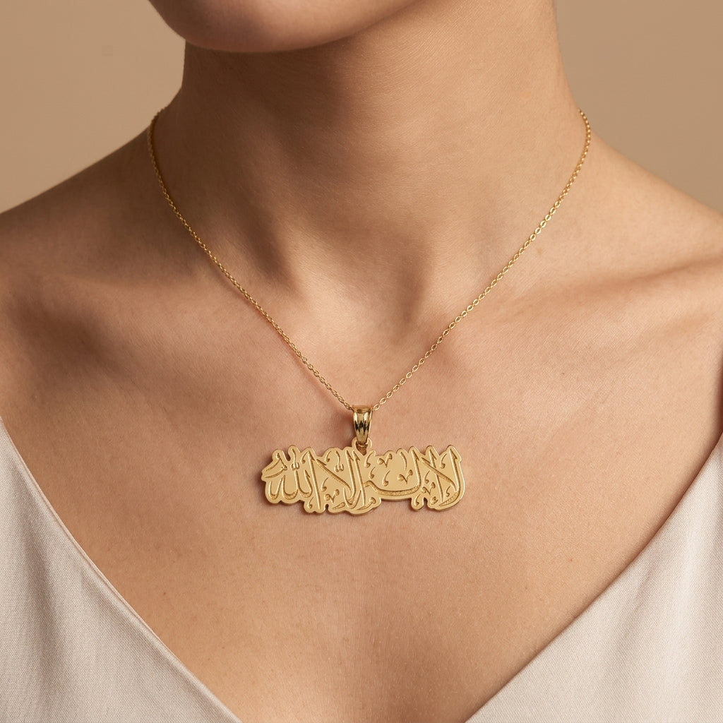 Pendentif calligraphie arabe en or jaune 18k - bijou porté par une mannequin