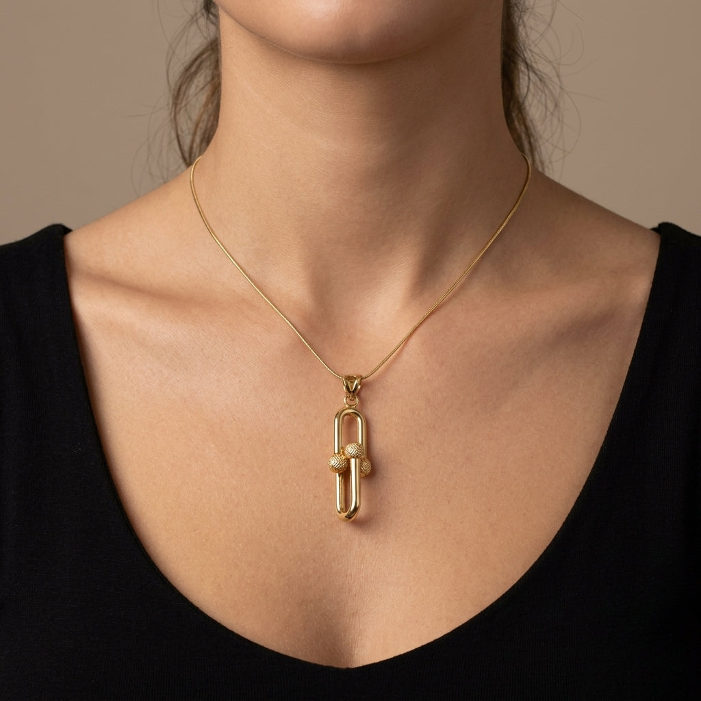 Pendentif maillons articulés en or jaune 18k - bijou porté par une mannequin