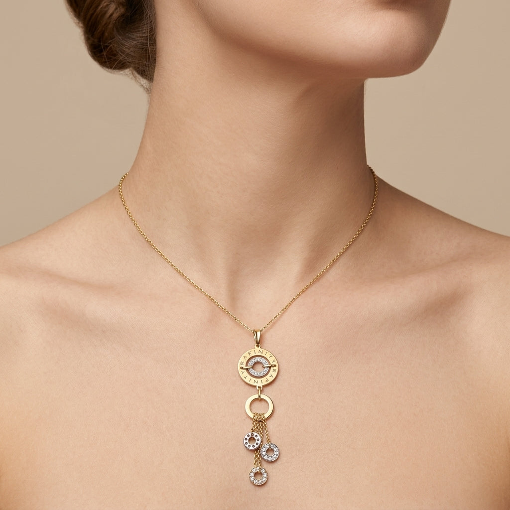 Pendentif cercles en or jaune 18k pampilles serties - bijou porté par une mannequin