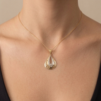 Pendentif Goutte Ajourée Or Jaune et Blanc - Croissant Serti — présenté sur mannequin