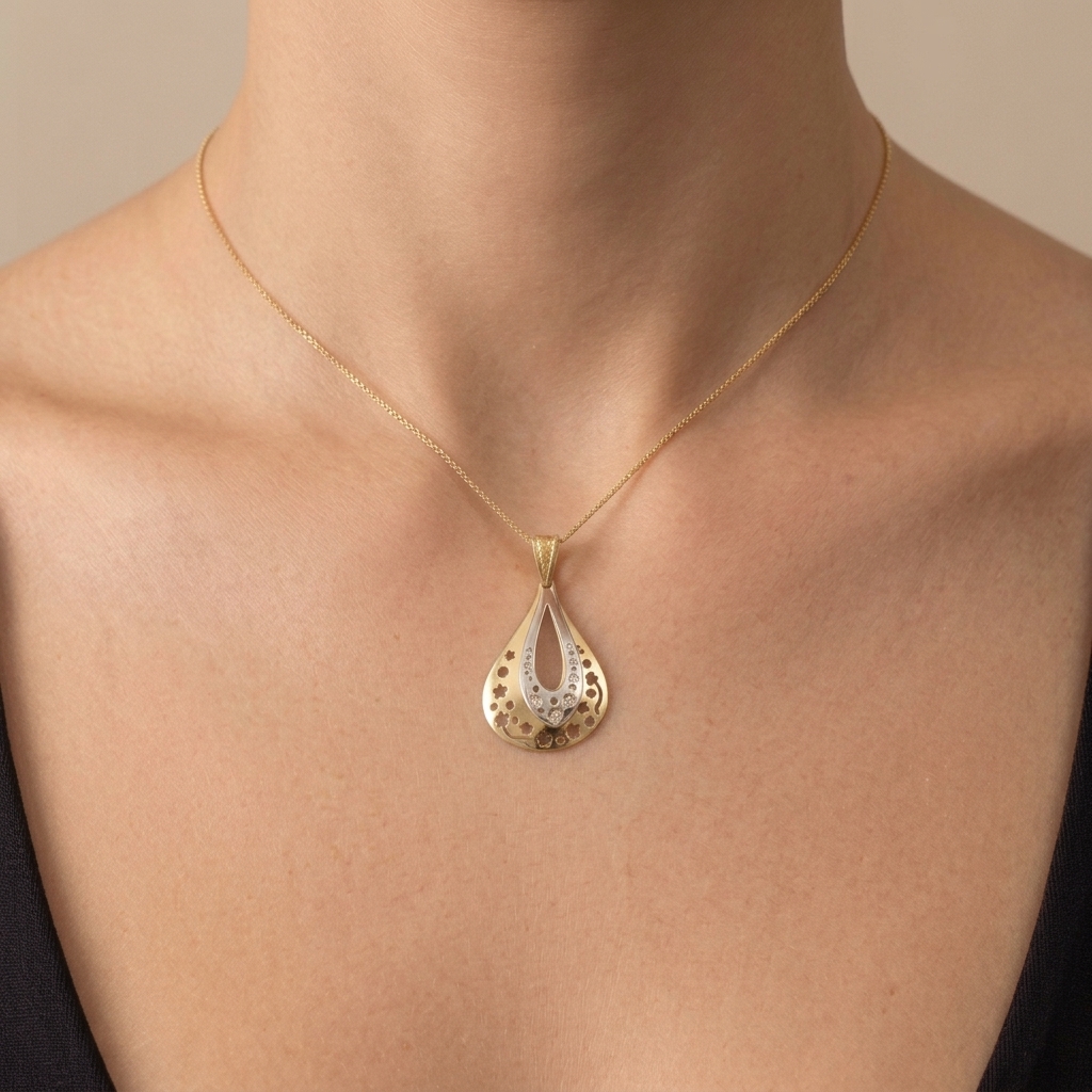 Pendentif Goutte Ajourée Or Jaune et Blanc - Croissant Serti — présenté sur mannequin