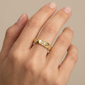 Bague pyramide en or jaune 18k sertie de pierres - bijou porté par une mannequin