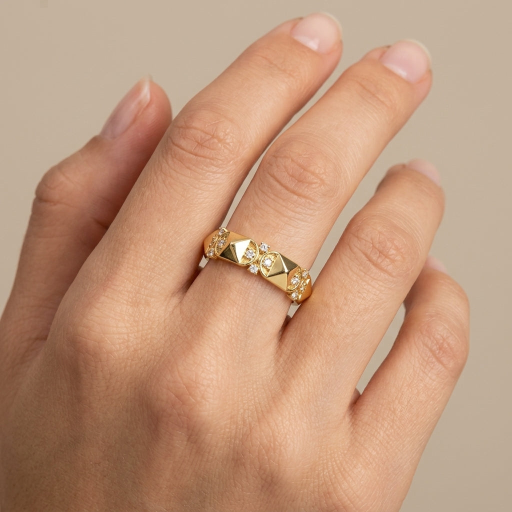 Bague pyramide en or jaune 18k sertie de pierres - bijou porté par une mannequin