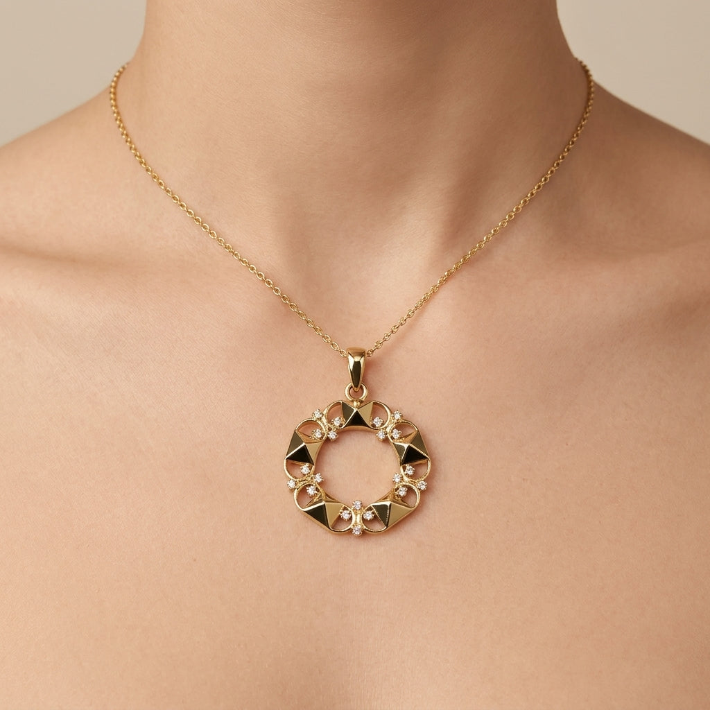 Pendentif cercle pyramides en or jaune 18k serti de pierres - bijou porté par une mannequin