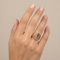 Bague chevalière en or rose 18k motif berbère émaillé - bijou porté par une mannequin