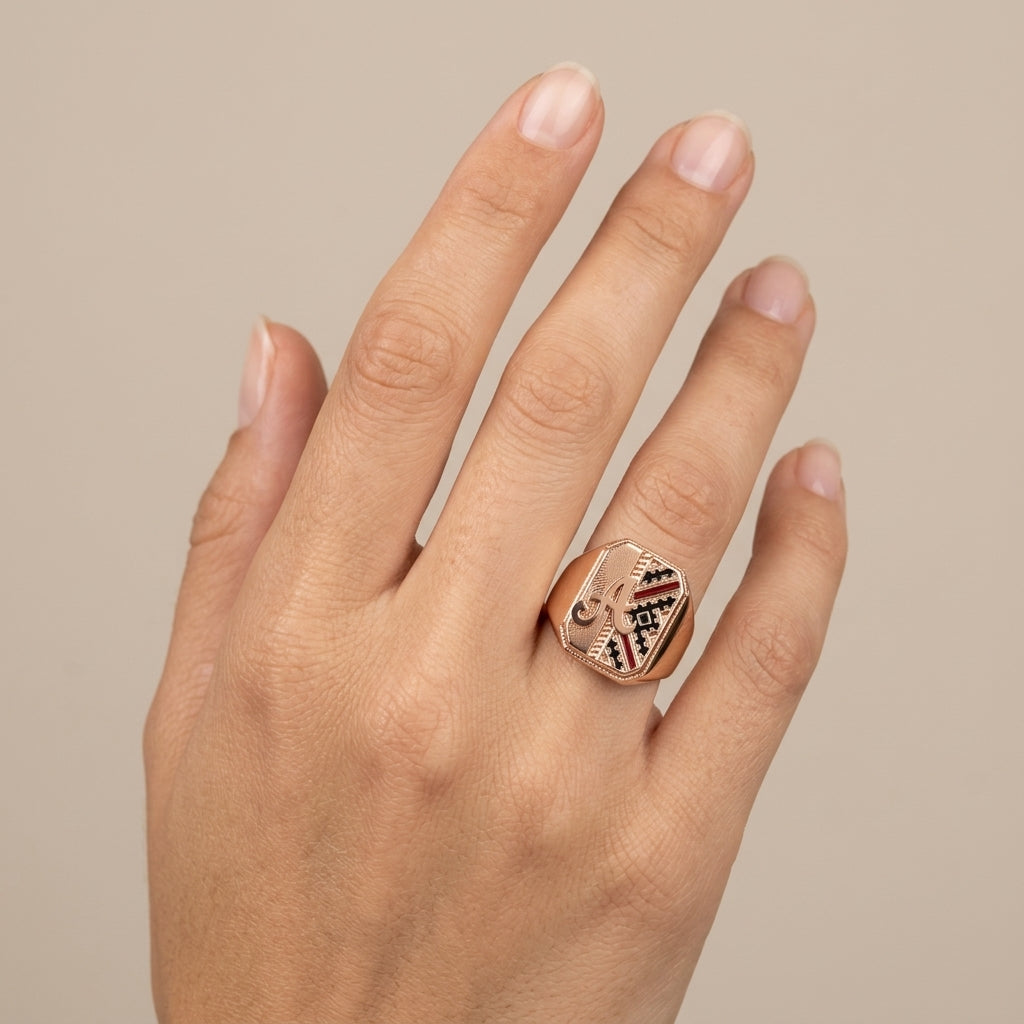 Bague chevalière en or rose 18k motif berbère émaillé - bijou porté par une mannequin