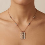 Collier en or rose 18k pendentif plaque motif berbère émaillé serti - bijou porté par une mannequin