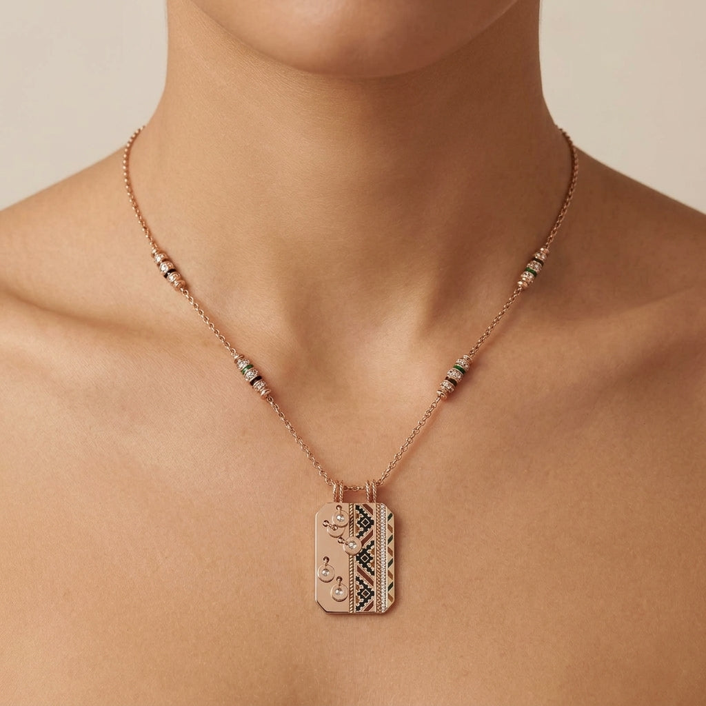 Collier en or rose 18k pendentif plaque motif berbère émaillé serti - bijou porté par une mannequin