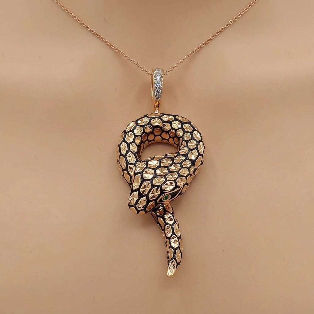Pendentif serpent enroulé en or rose 18k émaillé noir serti - bijou porté par une mannequin