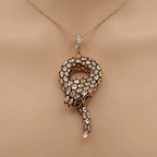 Pendentif serpent enroulé en or rose 18k émaillé noir serti - bijou porté par une mannequin