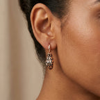 Boucles d'oreilles pendantes serpents en or rose 18k émaillées noir serties - bijou porté par une mannequin