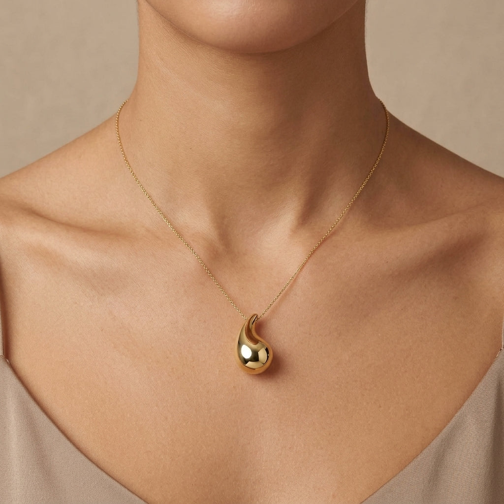 Collier en or jaune 18k pendentif goutte bombée - bijou porté par une mannequin