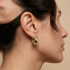 Boucles d'oreilles pendantes gouttes bombées en or jaune 18k - bijou porté par une mannequin