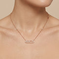 Collier en or rose 18k pendentif barrette sertie, pierres mobiles - bijou porté par une mannequin